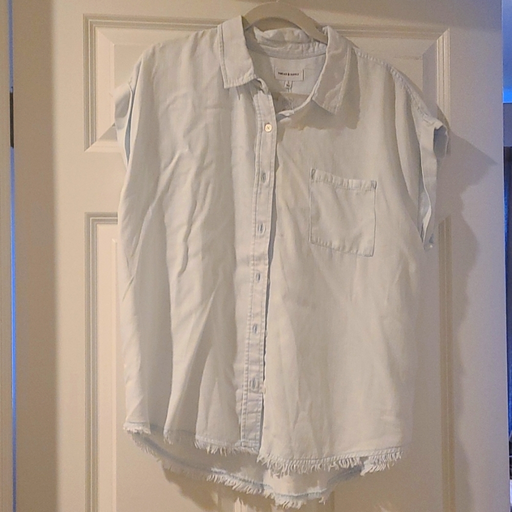Short sleeve button down top light chambray by thread supply. Nwt very comfy